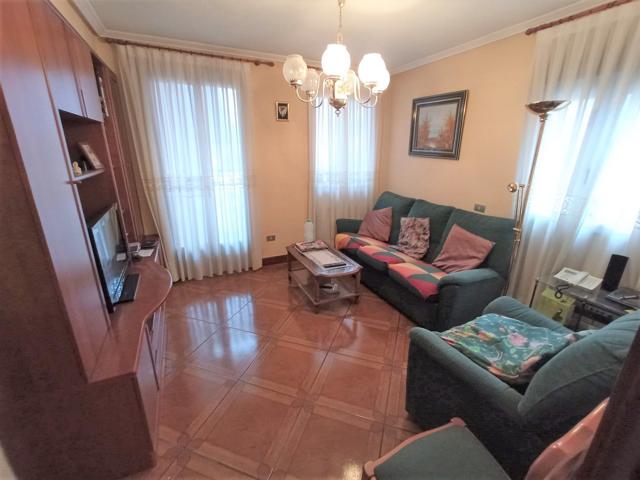 Zona Ipurua de Eibar. Consta de tres habitaciones, cocina, salón, baño y trastero. Calefacción de gas. Ascensor. photo 0