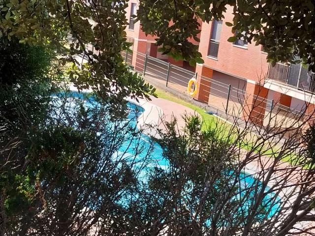 Urbanización con piscina photo 0