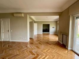 Piso señorial en Castellana próximo al Bernabeu de 4 dormitorios con mucha luz. P photo 0