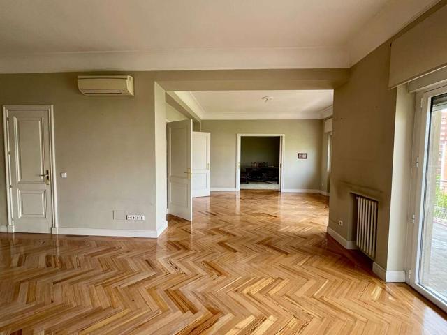 Piso señorial en Castellana próximo al Bernabeu de 4 dormitorios con mucha luz. P photo 0