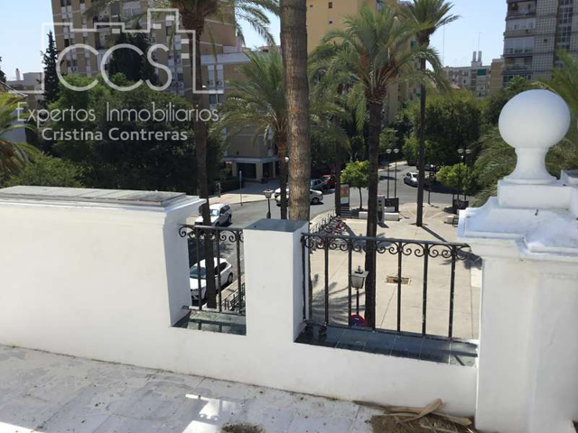 Venta de casa de esquina de 410.45 m2 construidos en pleno corazón de Nervión photo 0