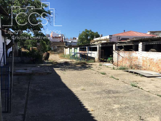 Venta de solar de 2.856 m2 urbano compatible con comercial en la Palma del Condado. photo 0