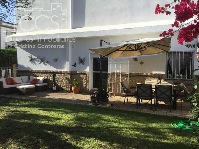 Venta de chalet independiente de esquina, con 160m2 construidos, en Sanlúcar la Mayor. photo 0