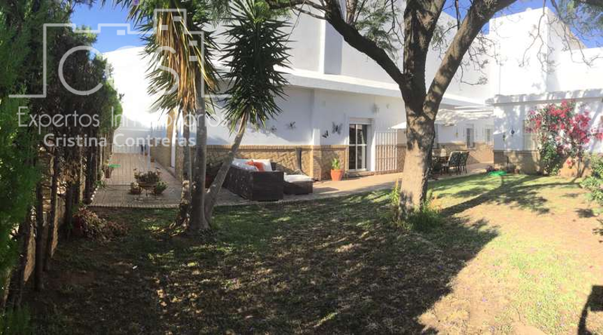 Venta de chalet independiente de esquina, con 160m2 construidos, en Sanlúcar la Mayor. photo 0