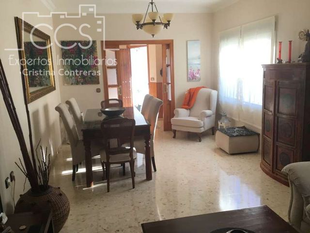 Venta de chalet independiente de esquina, con 160m2 construidos, en Sanlúcar la Mayor. photo 0