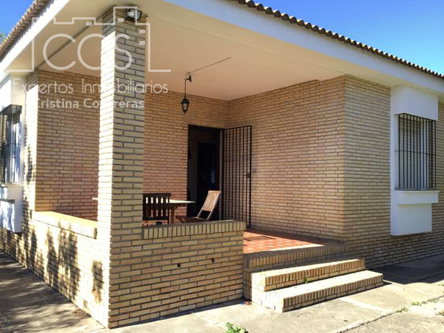Venta de chalet de 225 M2 construidos y 2000 M2 de parcela con piscina en Espartinas. photo 0