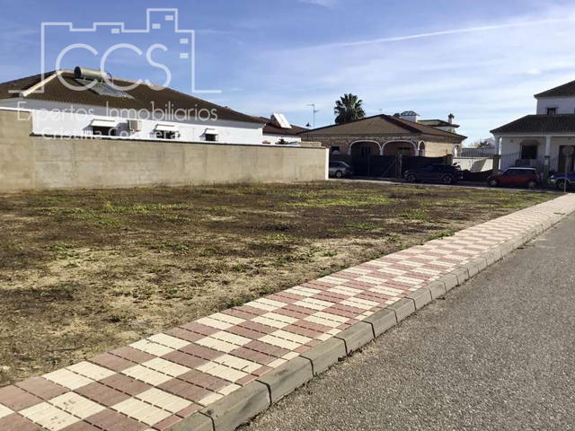 Venta de parcela de esquina urbana de 500 m2 en Villamanrique de la Condesa. photo 0