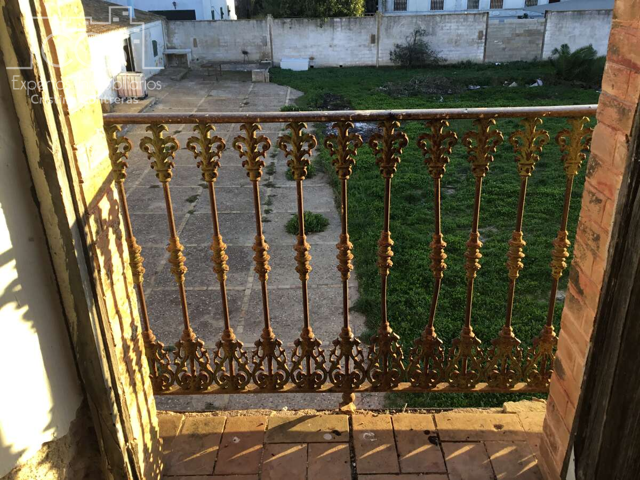 Venta de finca de 4.236 m2 de terreno con 4 construcciones  en total de: 950,75 m2  en  Huévar (Sevilla) photo 0
