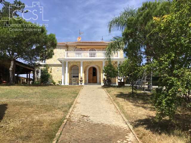 Venta de chalet independiente de 1.219 m2 de terreno y 246 m2 construidos con piscina en Lepe ( Huelva). photo 0