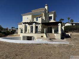 Villa En venta en Las Lomas, Estepona photo 0