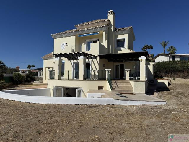 Villa En venta en Las Lomas, Estepona photo 0
