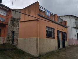 Unifamiliar Pareada En venta en Calle La Fuente, Valdeobispo photo 0
