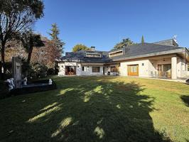 Unifamiliar En venta en Conde Orgaz-Piovera, Madrid photo 0