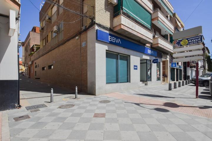 ¡Oportunidad única en Atarfe! Local comercial reformado en pleno centro. photo 0