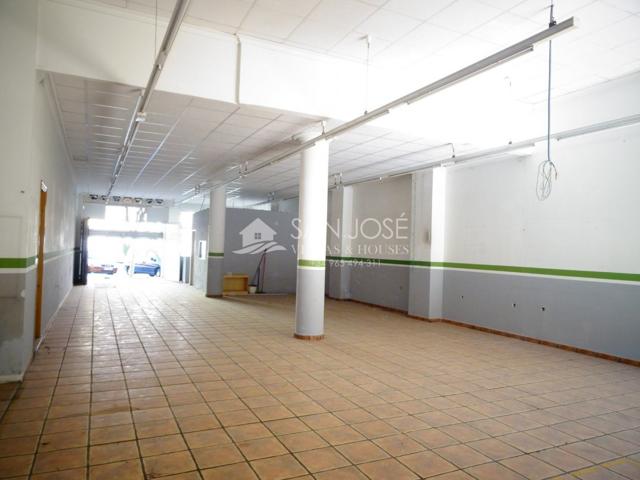 LOCAL COMERCIAL CON SALIDA A DOS CALLES Y PATIO photo 0