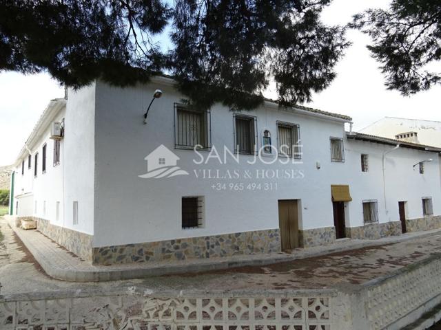 VENTA DE CASA SEÑORIAL CON BODEGA Y 40.000 M2 DE PARCELA EN ASPE photo 0