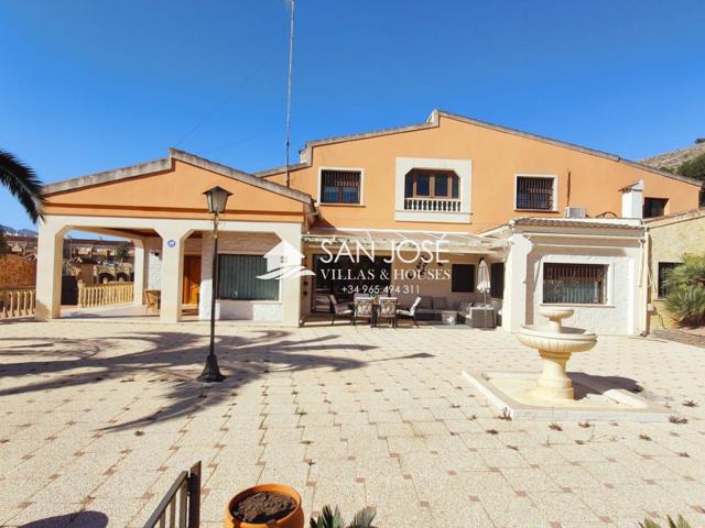 SE VENDE CHALET CON ACABADOS DE LUJO EN PERFECTO ESTADO JUNTO AL PUEBLO DE HONDON DE LAS NIEVES photo 0