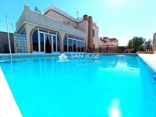 VENTA DE FANTASTICO CHALET EN LA MARINA photo 0