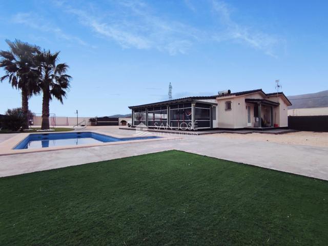 SE VENDE ESPECTACULAR CHALET SEMINUEVO EN MONFORT DEL CID. photo 0