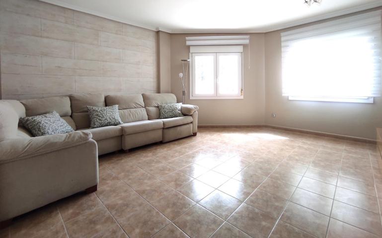 SE VENDE CASA CON AMPLIO PATIO EN PINOSO. photo 0