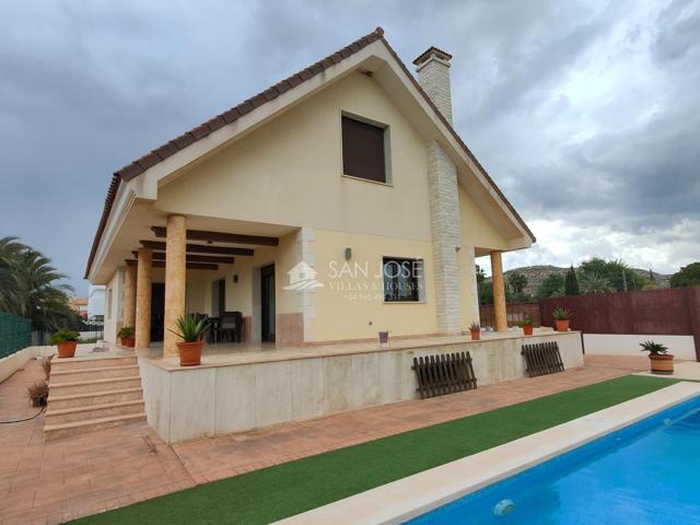 SE VENDE CHALET DE LUJO EN EN EXCELENTE ESTADO EN URBANIZACIÓN DE ASPE photo 0