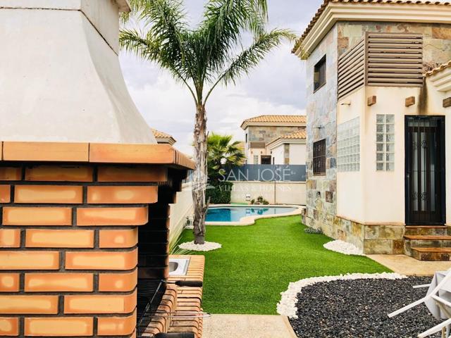SE VENDE CHALET INDEPENDIENTE EN URBANIZACION EN PERFECTO ESTADO EN ZONA TRANQUILA DE ASPE photo 0