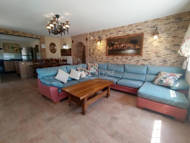 SE VENDE CHALET EN LA ROMANA. photo 0