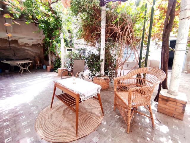 SE VENDE CASA SEÑORIAL DISTRIBUIDA EN PLANTA BAJA CON JARDÍN, ENTREPLANTA Y ÁTICO DIÁFANO EN MONFORTE DEL CID. photo 0