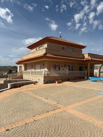 SE VENDE ESPECTACULAR CHALET EN PINOSO. photo 0