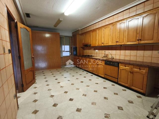 SE VENDE PISO AMPLIO EN BUEN ESTADO EN PLENO CENTRO DE LA CIUDAD DE NOVELDA photo 0