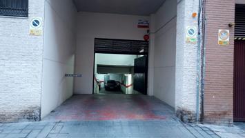 SE VENDE PLAZA DE GARAJE - CERCA DE HOSPITAL photo 0