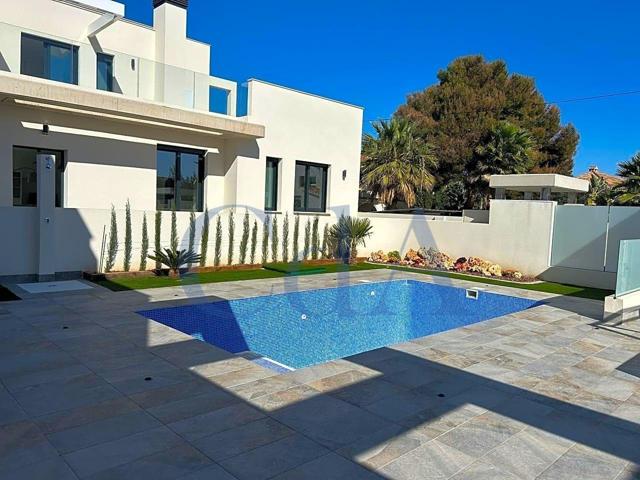 SE VENDE VILLA EN LA PLAYA DE CAMPELLO - A ESTRENAR photo 0