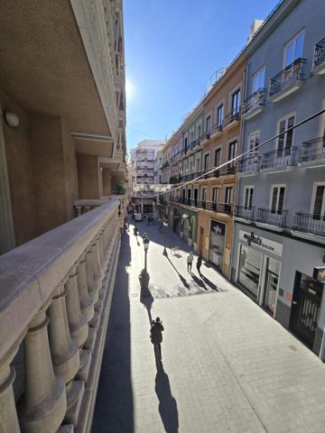 SE VENDE PISO EN PLENO CENTRO DE ALICANTE A 200 METROS DEL PUERTO photo 0