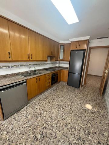 AMPLIA VIVIENDA CON ASCENSOR PRACTICAMENTE A ESTRENAR CON AIRE ACONDICIONADO CENTRAL photo 0