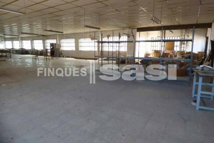 NAVE INDUSTRIAL DE 2800 M2 EN PLENO CENTRO, A 3 MINUTOS ANDANDO DE LA PLAZA DEL AYUNTAMIENTO photo 0