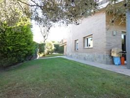 Espectacular vivienda unifamiliar con 460 m2, jardín, gran garaje, impecable para entrar a vivir photo 0