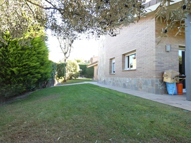 Espectacular vivienda unifamiliar con 460 m2, jardín, gran garaje, impecable para entrar a vivir photo 0