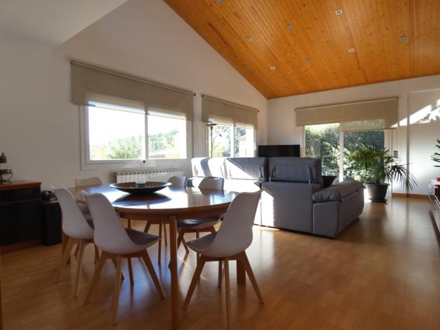 Espectacular vivienda unifamiliar con 460 m2, jardín, gran garaje, impecable para entrar a vivir photo 0