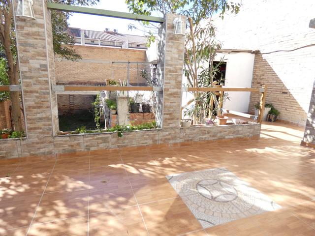 Casa en Poble Sec para entrar a vivir con jardín por 296000 Eur photo 0
