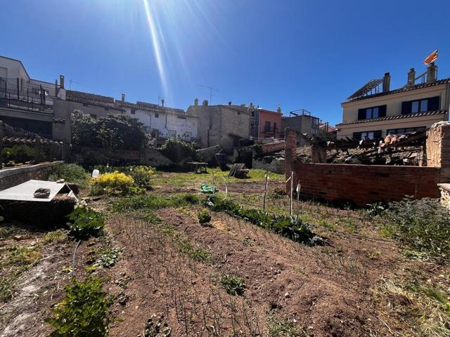 Espectacular solar dentro del pueblo de Santa Margarita de Montbui, soleado, plano en zona tranquila photo 0