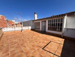 Casa en Poble Sec con jardín, terrazas y garaje para dos coches por 250.000 Eur photo 0