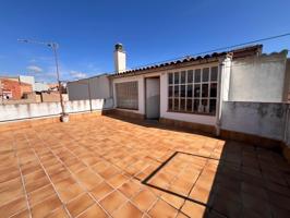 Casa en Poble Sec con jardín, terrazas y garaje para dos coches por 250.000 Eur photo 0