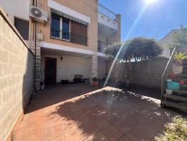 Casa en Poble Sec con jardín, terrazas y garaje para dos coches por 250.000 Eur photo 0