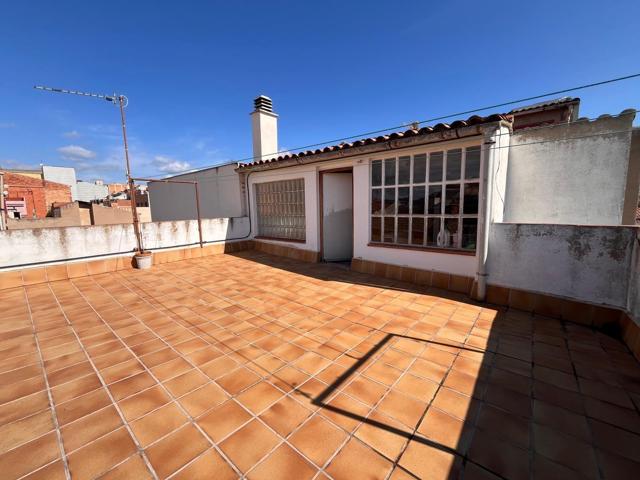 Casa en Poble Sec con jardín, terrazas y garaje para dos coches por 250.000 Eur photo 0