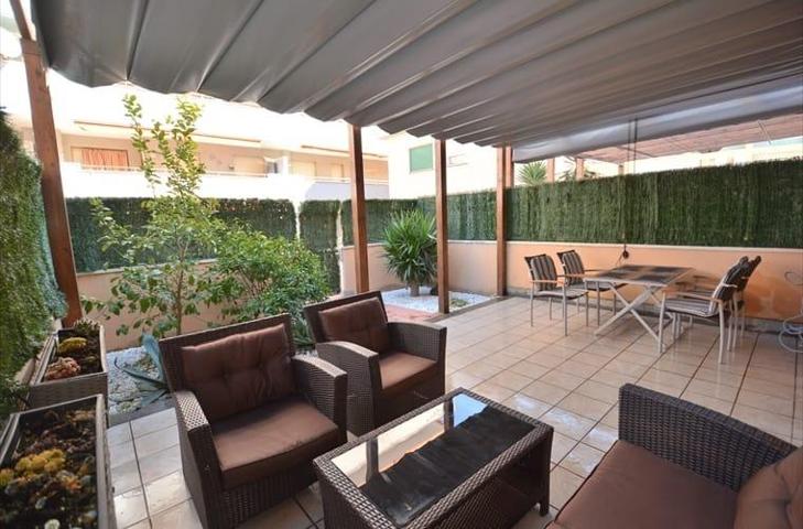 Impresionante Piso en La Pineda de Salou, 2 dormitorios dobles, patio 40m2, piscina comunit + pk. photo 0