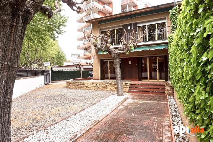 Impresionante Casa esquinera de 246m2, 4 dormitorios, terraza, jardín, garaje. photo 0