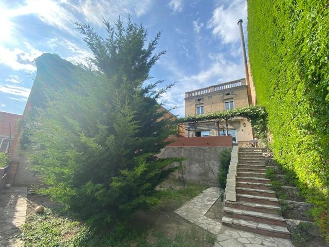 ¡Impresionante casa en Igualada, zona Poble Sec, 5 hab dobles, terrazas, garaje y jardin! photo 0