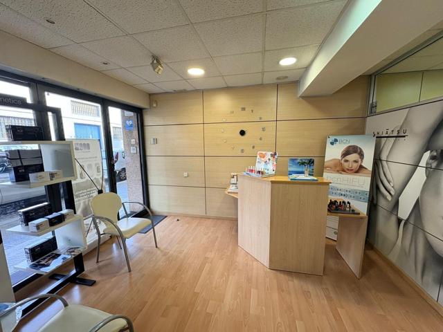 Oportunidad de inversión en Igualada: Local apto para diversos usos, oficina, consulta, academia, etc estado impecable por 100.000 Eur photo 0