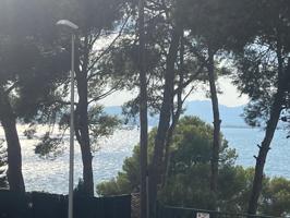 Espectacular piso de 2 hab. con vistas al mar, piscina y parking comunitario en Cap Salou, ¡ por 160.000 Eur! photo 0