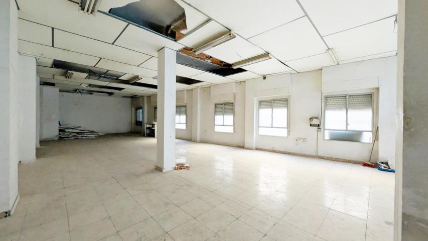 JUNTO A LA AVENIDA DE LA LIBERTAD, 180 M2, LOCAL DE ESQUINA, TECHOS MUY ALTOS. photo 0